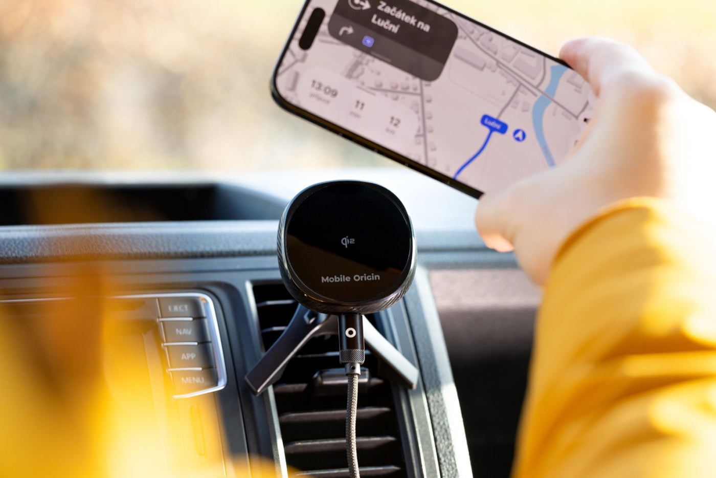 Bezdrátová nabíječka do autoventilace MagSafe s větráčkem CA15, Qi2 15W, Černá